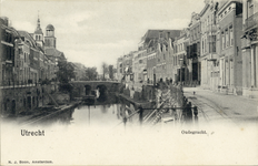 1284 Gezicht op de Oudegracht Weerdzijde te Utrecht met links de St.-Augustinuskerk en in het midden de Viebrug.